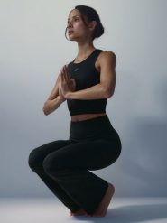 4F Crop top do jogi szybkoschnący damski - czarny XS. Czarne koszulki sportowe damskie 4f, l, bez wzorów, z materiału, bez kołnierzyka, bez ramiączek, na fitness i siłownię. Za 129.99 zł.