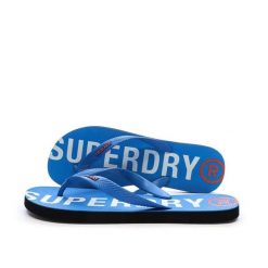Superdry Klapki Core Essential z gumy – SURF BLUE. Niebieskie klapki męskie Superdry., z gumy, klasyczne. Za 108.30 zł.