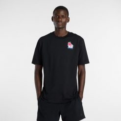 Koszulka męska New Balance MT61Y1F6BK – czarna. Czarne koszulki sportowe męskie New Balance, m, bez wzorów, z dresówki, bez kołnierzyka, bez ramiączek. Za 169.99 zł.