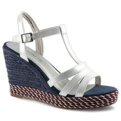 Sandały damskie Tamaris, wykonane z materiału syntetycznego i tekstylnego i plecioną koturną z wyraźnie zaznaczoną platformą, białe metaliczne, 1-283. Niebieskie sandały damskie Tamaris, bez wzorów, z syntetyku, bez obcasa, na koturnie, bez zapięcia. Za 175.50 zł.
