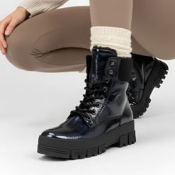 Botki damskie Rieker, na grubej platformie i ocieplane futerkiem, czarne, Y0220-14. Niebieskie kozaki damskie Rieker, z lakierowanej skóry, bez obcasa, na platformie. Za 339.99 zł.