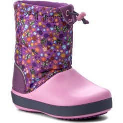 Śniegowce CROCS - Crocband Lodgepoint Graphic K 204829 Amethyst/Party Pink. Śniegowce dziewczęce marki Crocs. W wyprzedaży za 169.00 zł.