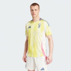 Koszulka Juventus 24/25 Away Authentic. Żółte koszulki sportowe męskie Adidas, l, bez wzorów, z materiału, bez kołnierzyka, bez ramiączek, do piłki nożnej. W wyprzedaży za 489.30 zł.