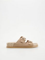 Zamszowe klapki z klamrami - brązowy. Brązowe klapki damskie Reserved, z zamszu. Za 149.99 zł.