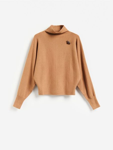 Sweter z ozdobnym detalem - beżowy. Brązowe swetry damskie Reserved, l, bez wzorów, z dzianiny, bez kołnierzyka, bez ramiączek, bez kaptura. Za 149.99 zł.