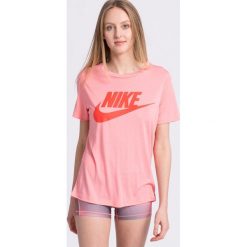Nike Sportswear - Top. Różowe topy damskie Nike Sportswear, z nadrukiem, z dzianiny, z okrągłym kołnierzem, z krótkim rękawem. Za 139.90 zł.