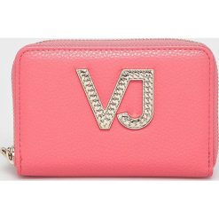 Versace Jeans - Portfel. Różowe portfele damskie Versace Jeans, z jeansu. W wyprzedaży za 249.90 zł.