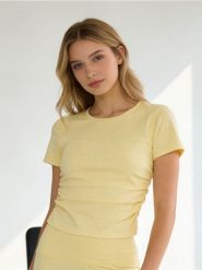 Dopasowana bluzka z marszczeniem po bokach - żółty. Żółte bluzki damskie Sinsay, l, bez wzorów, bez kołnierzyka, bez ramiączek. Za 27.99 zł.