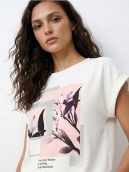 Koszulka z domieszką wiskozy i nadrukiem - kremowy. Białe t-shirty damskie Sinsay, l, bez wzorów, z wiskozy, bez kołnierzyka. Za 19.99 zł.