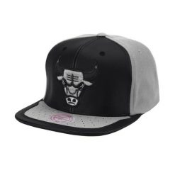 Czapka z daszkiem do koszykówki Mitchell & Ness NBA Chicago Bulls. Czapki i kapelusze męskie Mitchell & Ness, bez wzorów, sportowe. Za 149.00 zł.