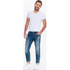 SPODNIE MĘSKIE JEANSOWE O DOPASOWANYM KROJU Z PRZETARCIAMI. Spodnie materiałowe męskie TOP SECRET. W wyprzedaży za 119.99 zł.
