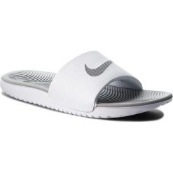 Klapki NIKE - Kawa Slide 834588 100 White/Metallic Silver. Białe klapki damskie Nike, z tworzywa sztucznego. Za 139.00 zł.
