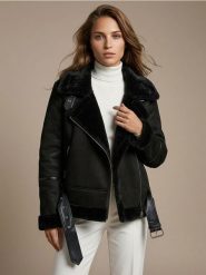 Kurtka ramoneska z kożuszkiem z imitacji zamszu - czarny. Czarne kurtki damskie Sinsay, l, bez wzorów, bez kaptura. Za 139.99 zł.