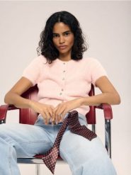 Kardigan z krótkim rękawem - różowy. Czerwone kardigany damskie Reserved, l, bez wzorów, z dzianiny, krótkie. Za 109.99 zł.