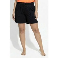 Damskie Spodenki funkcjonalne filtr SPF 50+ elastyczny pas kieszenie bufiaste. Czarne szorty sportowe damskie Ulla Popken, plus size, bez wzorów, z materiału, sportowe, trekkingowe. Za 199.99 zł.