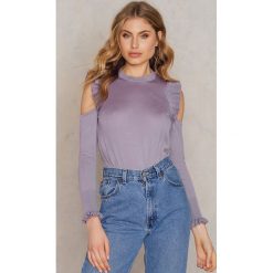 NA-KD Boho Sweter z wycięciami na ramionach i falbankami - Purple. Swetry damskie marki NA-KD Boho. W wyprzedaży za 48.58 zł.