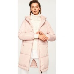 Pikowany płaszcz z kapturem - Różowy. Czerwone płaszcze damskie Reserved. Za 229.99 zł.