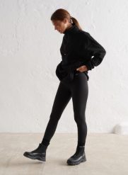 Damskie legginsy wysoki stan, drapane wewnątrz, second skin Warming czarny. Czarne legginsy sportowe damskie Aim'n, s, bez wzorów, z elastanu, z podwyższonym stanem, do biegania. Za 339.00 zł.