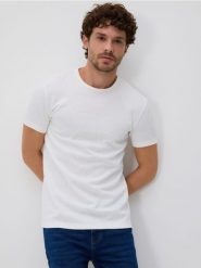 Strukturalny t-shirt slim - złamana biel. T-shirty męskie Reserved, l, bez wzorów, z bawełny, bez kołnierzyka. W wyprzedaży za 39.99 zł.