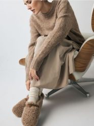 Klapki ze sztucznym futerkiem - beżowy. Brązowe klapki damskie Reserved, bez wzorów, bez obcasa. W wyprzedaży za 79.99 zł.