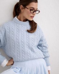 Damski sweter warkoczowy, luźny krój, z okrągłym dekoltem Club niebieski. Niebieskie swetry damskie Aim'n, l, bez wzorów, z bawełny, klasyczne, bez kołnierzyka, bez ramiączek, bez kaptura. Za 339.00 zł.