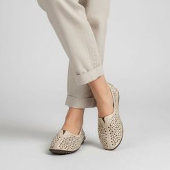 Półbuty damskie Artiker, cholewka skóra naturalna perforowana wsuwana konstrukcja miękkie wykończenie niski profil elastyczne boki lekka forma, beżow. Brązowe półbuty damskie Artiker, na lato, bez wzorów, z jeansu, eleganckie, bez obcasa, na płaskiej podeszwie, bez zapięcia. Za 209.00 zł.