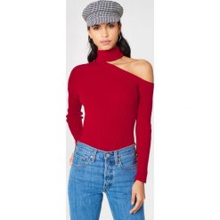 NA-KD Sweter z półgolfem i wycięciem na ramieniu - Red. Czerwone swetry damskie NA-KD, z bawełny. W wyprzedaży za 80.98 zł.