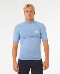 Koszulka męska STREAMLINE z filtrem UV i krótkim rękawem. Niebieskie koszulki sportowe męskie Rip Curl, l, bez wzorów, z elastanu, bez kołnierzyka, bez ramiączek, do pływania. Za 140.74 zł.