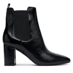 Botki Guess. Czarne botki damskie Guess, bez obcasa, na słupku, bez zapięcia. Za 674.99 zł.