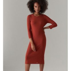 Dzianinowa sukienka bodycon - Pomarańczowy. Brązowe sukienki damskie Mohito, l, bez wzorów, z dzianiny, bez kołnierzyka, bez ramiączek, bodycon. Za 119.99 zł.