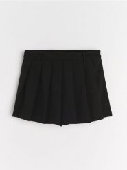 Plisowane spódnico-spodenki - czarny. Czarne szorty damskie Sinsay, l, bez wzorów. Za 39.99 zł.