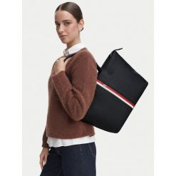 Torebka Tommy Hilfiger. Niebieskie torebki do ręki damskie Tommy Hilfiger, bez wzorów, bez dodatków. Za 569.99 zł.