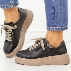 Czarne skórzane sneakersy damskie T.Sokolski J26-301. Czarne obuwie sportowe damskie Sokolski, bez wzorów, z dzianiny, trekkingowe. Za 269.00 zł.
