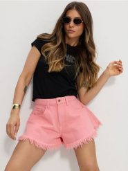 Szorty jeansowe high waist z postrzępioną nogawką - różowy. Czerwone szorty damskie Sinsay, bez wzorów, z jeansu, z podwyższonym stanem. Za 69.99 zł.