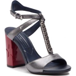 Sandały TOMMY HILFIGER - Rubberized Chain Sandal FW0FW03987 Light Silver 016. Szare klapki damskie Tommy Hilfiger, bez wzorów, z materiału, bez obcasa, na obcasie. W wyprzedaży za 439.00 zł.