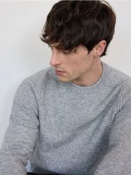 Sweter z dodatkiem wełny - szary. Szare swetry przez głowę męskie Reserved, l, bez wzorów, z dzianiny, bez kołnierzyka. W wyprzedaży za 59.99 zł.