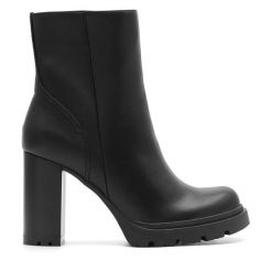 Botki Clara Barson. Czarne botki damskie Clara Barson, bez obcasa, na słupku, bez zapięcia. Za 169.99 zł.
