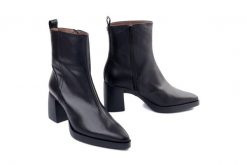 Wonders L-1601 negro, botki damskie. Czarne botki damskie Wonders, ze skóry, bez obcasa, bez zapięcia. Za 739.90 zł.