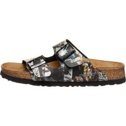 Klapki "Arizona" w kolorze czarnym ze wzorem. Czarne klapki damskie Birkis & Papillio, bez wzorów, bez obcasa. W wyprzedaży za 155.95 zł.