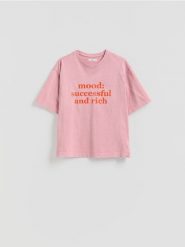 Bawełniany t-shirt z nadrukiem - różowy. Czerwone t-shirty damskie Reserved, l, bez wzorów, z bawełny, bez kołnierzyka. Za 59.99 zł.