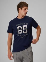 4F Чоловічий t-shirt regular з принтом - темно-синій XL. T-shirty męskie 4f, xl, bez wzorów, z jersey, bez kołnierzyka. Za 899.90 zł.