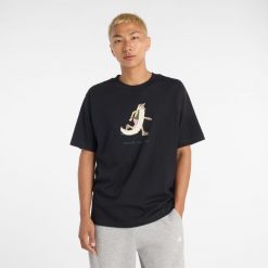 Koszulka męska New Balance MT53941BK – czarna. Czarne koszulki sportowe męskie New Balance, m, z aplikacjami, z dresówki, bez kołnierzyka, bez ramiączek. Za 139.99 zł.