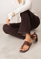 Brązowe Klapki VICES w Typie Japonek z Ozdobą na Dużym Palcu Ettelhe. Brązowe klapki damskie Renee, z aplikacjami, z jeansu, casualowe, bez obcasa, na płaskiej podeszwie. Za 59.99 zł.