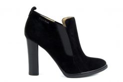 Botki Calvin Klein Jalene Black, Czarny, Skóra naturalna - 40. Czarne botki damskie Calvin Klein, ze skóry, klasyczne, bez obcasa, na słupku, bez zapięcia. W wyprzedaży za 431.10 zł.