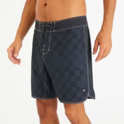 Second Life - Spodenki surfingowe męskie Decathlon 500 Checky 18" - Stan Dobry. Czarne kąpielówki męskie Decathlon, m, bez wzorów, z materiału, długie, do pływania. Za 72.00 zł.