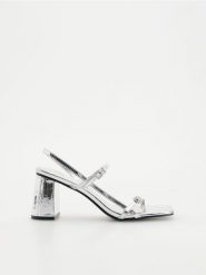 Metaliczne sandały na klocku - srebrny. Szare sandały damskie Reserved, bez wzorów, ze skóry, bez obcasa, bez zapięcia. W wyprzedaży za 45.99 zł.