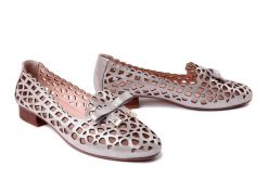 BOCCATO 010.3939 29 srebrny, półbuty damskie. Szare półbuty damskie Boccato, na lato, w ażurowe wzory, ze skóry, bez obcasa, na obcasie, bez zapięcia. Za 339.90 zł.