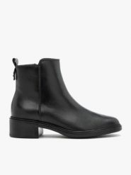 Czarne botki ze skóry licowej. Czarne botki damskie Ryłko, ze skóry, klasyczne, bez obcasa, na obcasie, bez zapięcia. W wyprzedaży za 449.99 zł.