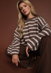 Brązowy Oversizowy Sweter w Paski z Dzianiny z Wełną i Wiskozą Aventole. Brązowe swetry damskie Renee, z aplikacjami, z dzianiny, casualowe, bez kołnierzyka, bez ramiączek, bez kaptura. Za 134.99 zł.