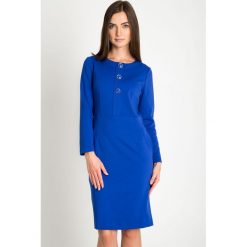 Niebieska taliowana sukienka z ozdobnymi guzikami QUIOSQUE. Niebieskie sukienki damskie QUIOSQUE, na zimę, z dzianiny, eleganckie, z dekoltem na plecach. Za 219.99 zł.